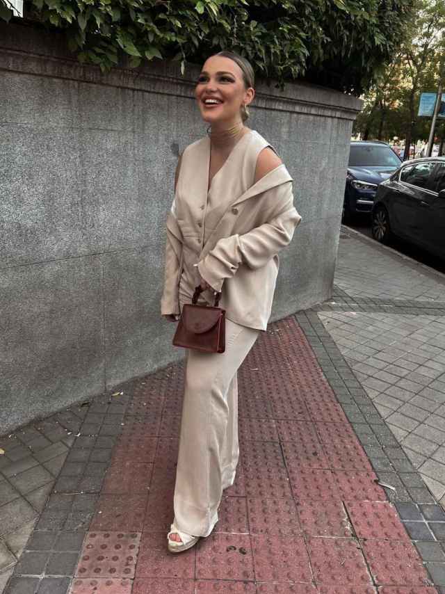 Sofía Bono convierte el 'look' de oficina en un estilismo de invitada gracias a un minibolso de Ubrique